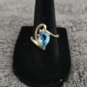 Elegant Gold Ring with Blue Gemstone